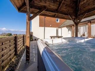 Lodge-3-Hot-Tub-and-Patio